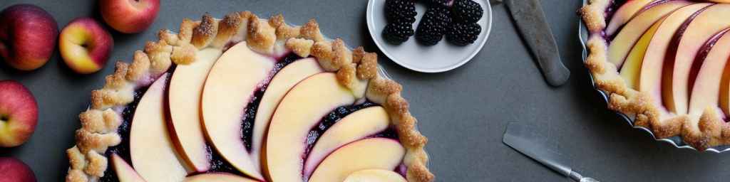 Пирог с ежевикой и нектаринами и яблоками